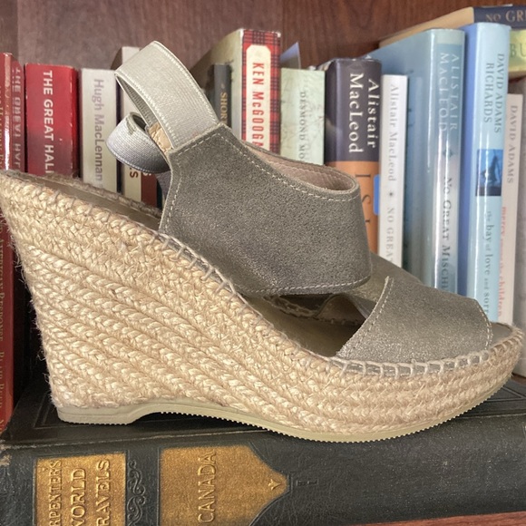 NWOB André Assous Reese Pewter Leather Espadrille Wedge Sandal Women's Size 6 - Picture 3 of 12